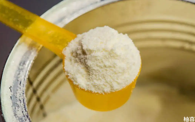 质量好的奶粉外观是呈现一种比较自然的乳黄色