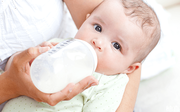 为什么很多宝妈不建议把母乳挤出来用奶瓶喂给宝宝?