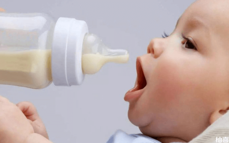 不建议把母乳挤出来用奶瓶喂给宝宝