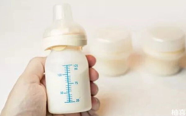 妇幼保健医院禁止带奶瓶，为什么要强制性母乳喂养呢?