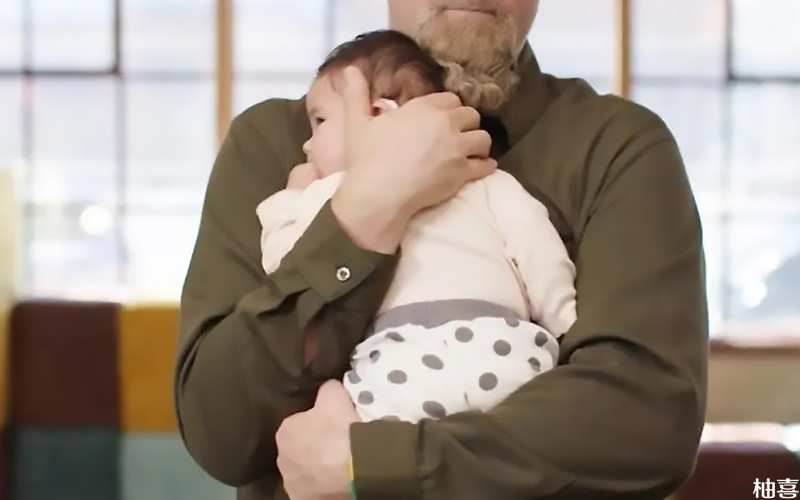 搂抱婴儿也是加强运势的一种