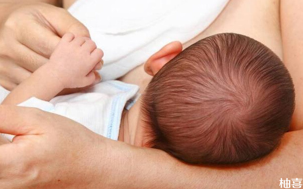 科学判断宝宝饿不饿的三个标准，母乳与奶粉喂养方法不一	