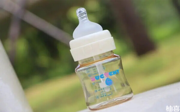 奶瓶一边吸一边冒气泡是奶嘴小了还是进空气了？