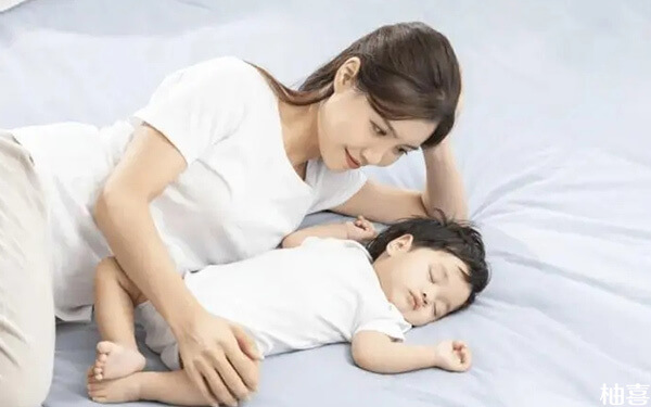 宝宝白天睡觉落地立马醒是什么原因造成的?