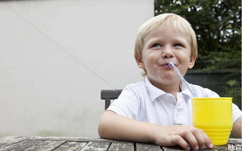 儿童长期使用吸管杯影响牙齿