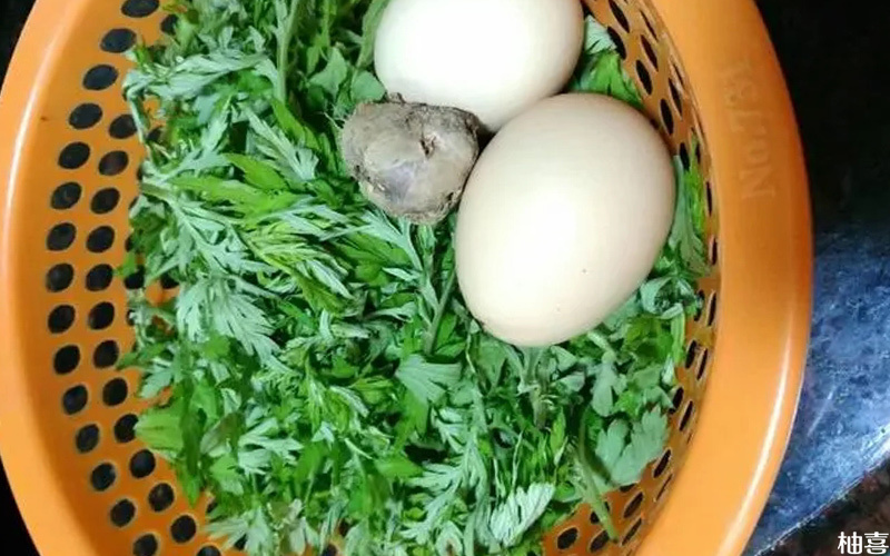 艾叶煎蛋要想准备陈艾叶和两个鸡蛋