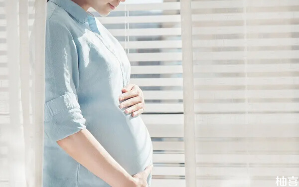 孕晚期羊水过多对母胎有影响，危害不止致畸那么简单！