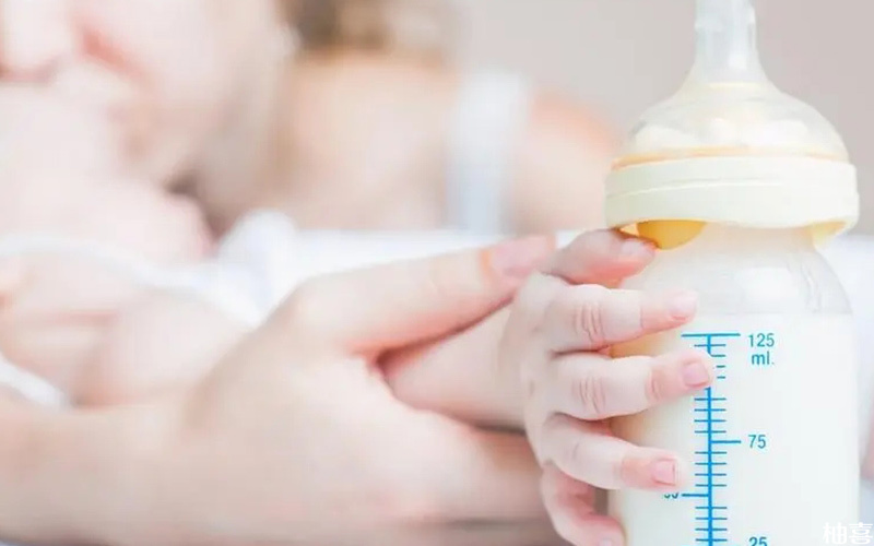 隔多长时间喂一次奶需根据宝宝月龄来判断