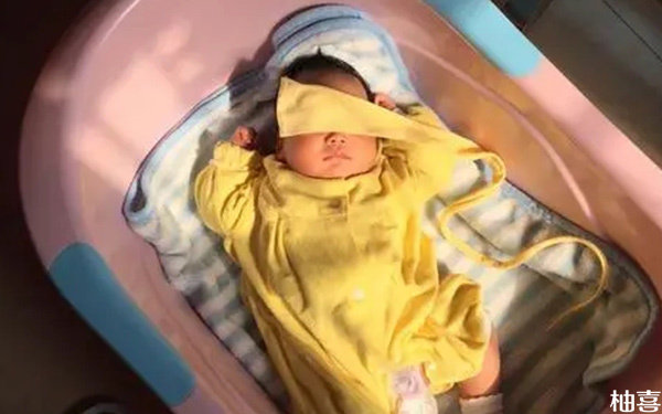 婴儿太阳底下晒黄疸需要脱光了衣服晒才会有效果吗?