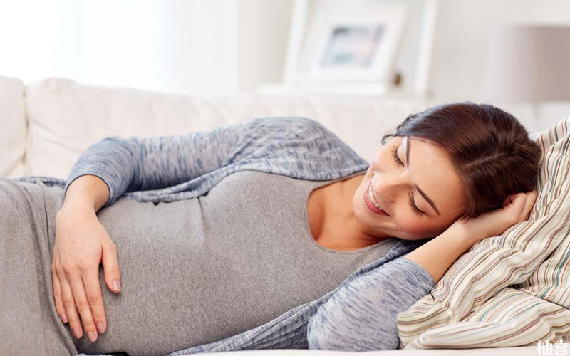 孕妇轻轻抚摸肚子可以缓解胎儿打嗝