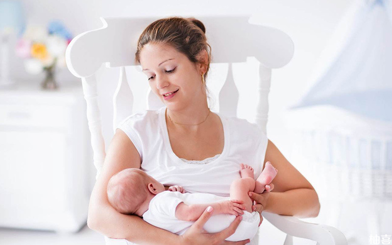 奶水的分泌主要是靠宝宝的刺激