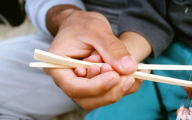 宝宝过早使用筷子容易发生意外