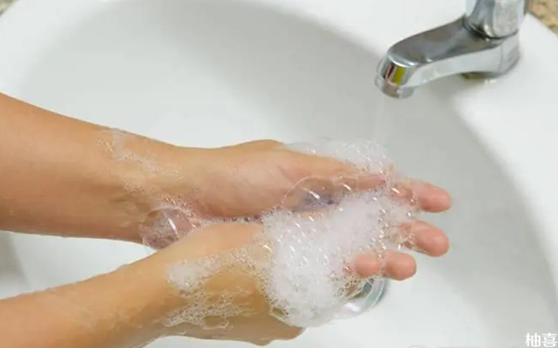使用吸奶器前要洗净双手