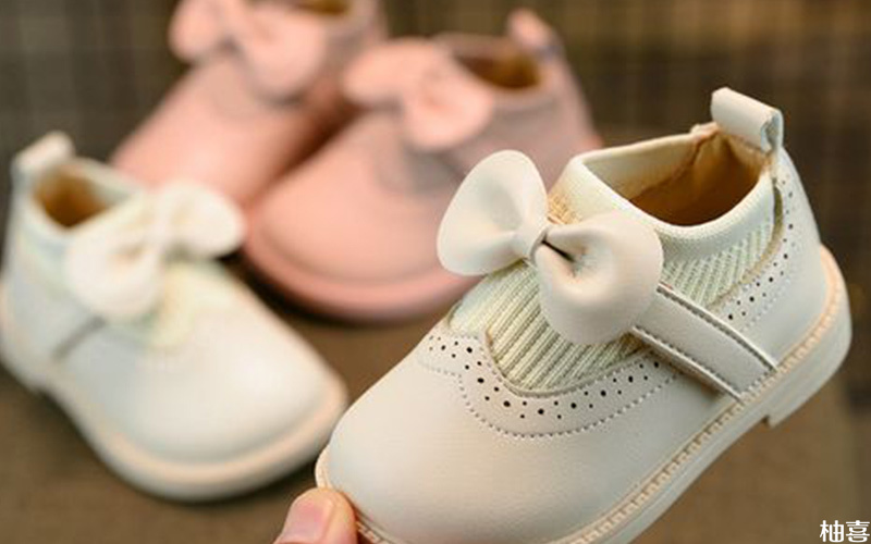 婴儿的学步鞋选择软底会比较好