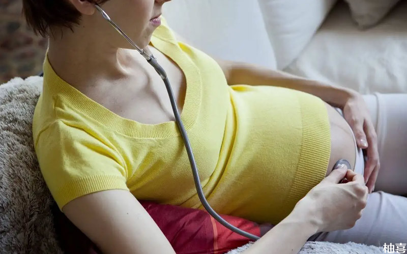孕妇正在监测胎动