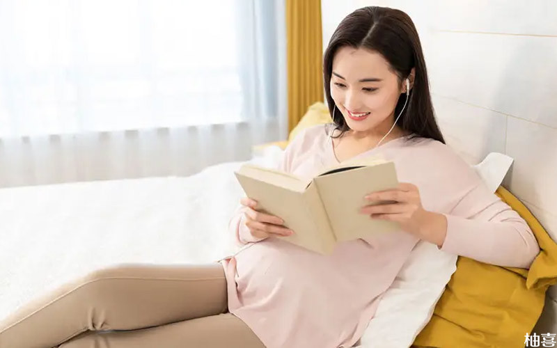 孕妇正在阅读名著