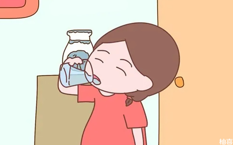 促排期间喝水可以缓解腹胀