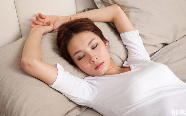 人工授精后正确的睡姿图片，侧睡并非有利于着床的姿势