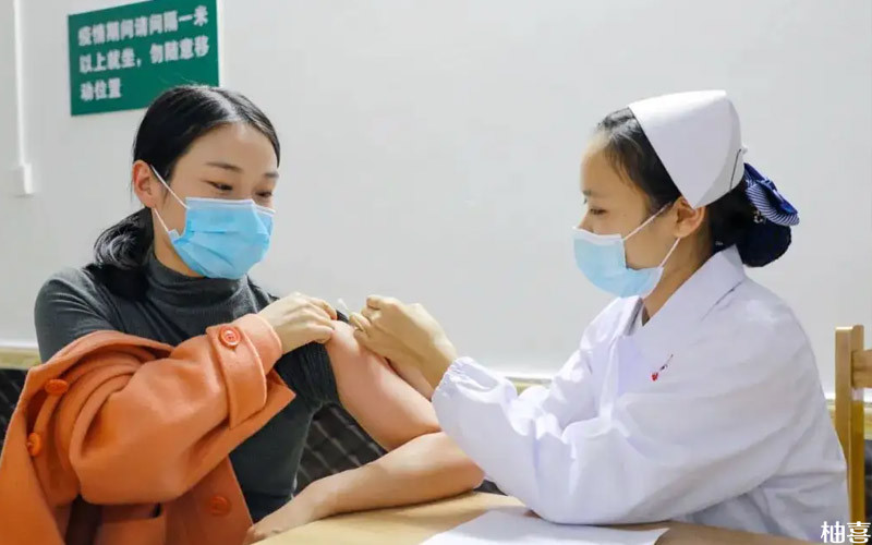 女性正在接种疫苗