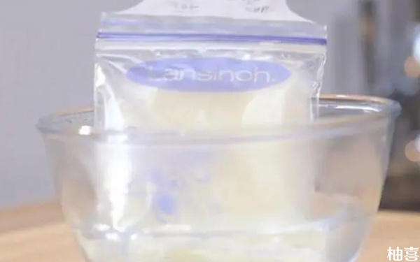 常温储奶袋可以直接放40℃的温奶器加热吗?