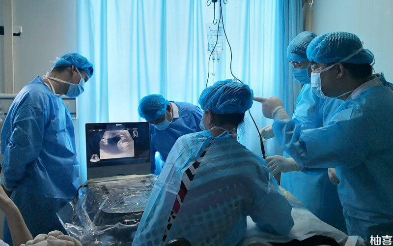 医生正在给孕妇进行减胎手术