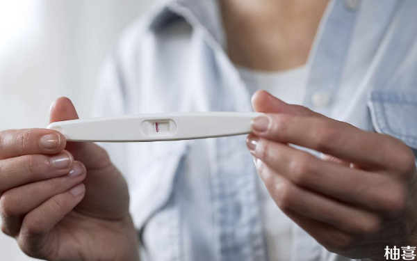 囊胚移植5天用可丽蓝验孕有双杠但复查未怀孕怎么回事？