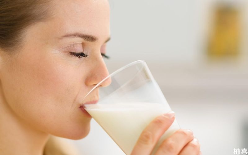 睡前喝牛奶可改善睡眠质量