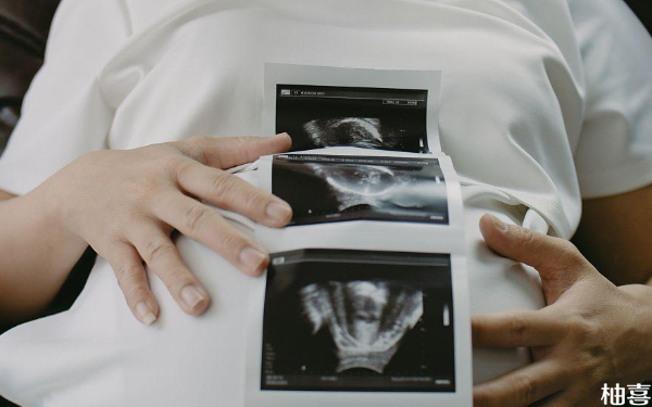 囊胚移植30天复查孕囊有点小，但胎儿发育挺好正常吗？