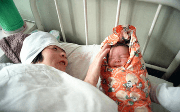 [历史时刻]北医三院大陆首例试管婴儿郑萌珠当妈妈了！