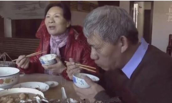 吴木香夫妇在吃饭