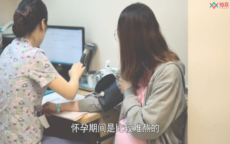 医生为孕妇检查血压