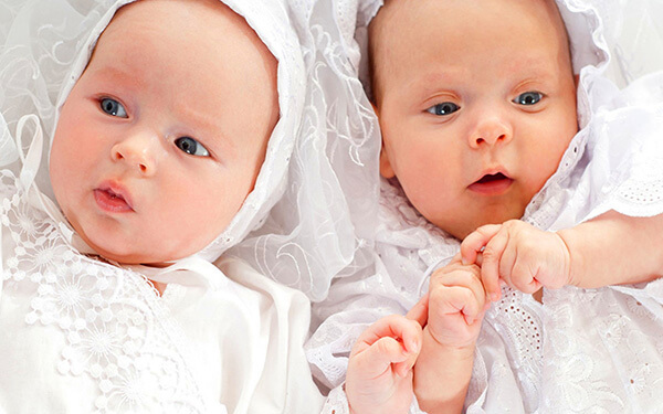 同卵双胞胎形成原因揭秘，发育过程图带你弄清其中原理
