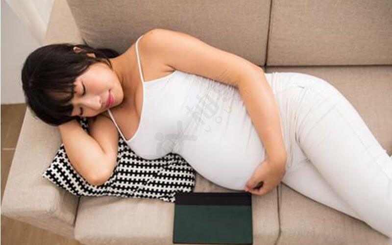 孕妇躺着休息