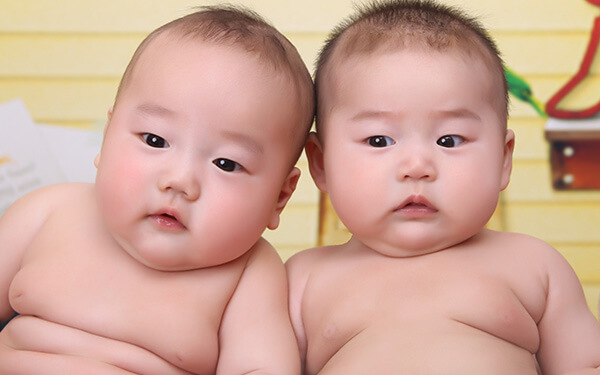 别以为怀孕35周就能分娩，同卵双胞胎出生时间没那么早