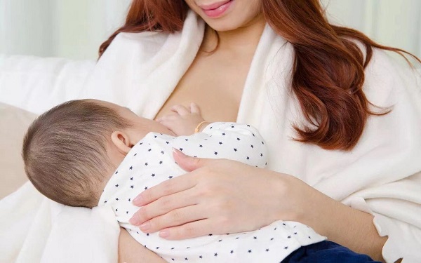 母乳喂养的5点方法与技巧，正确姿势图教你快速掌握