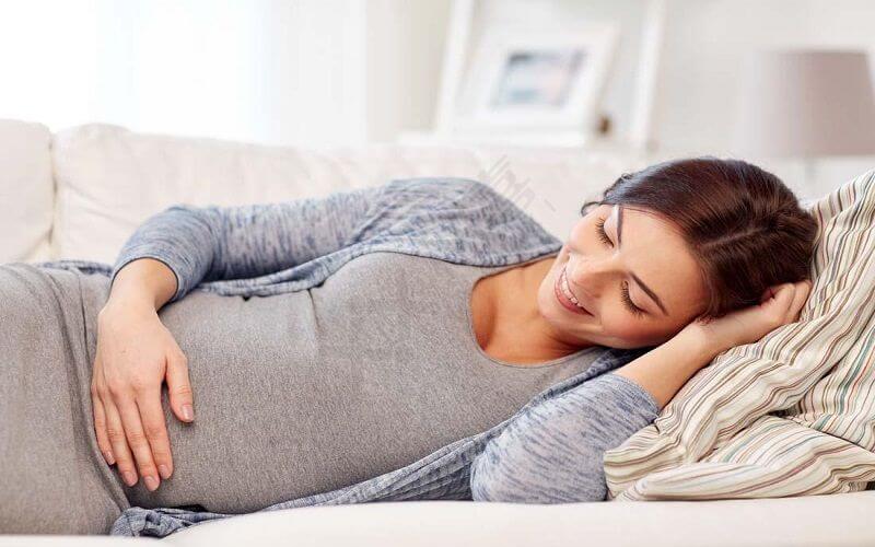 胎盘低置的孕妇可以采取睡眠姿势进行改善