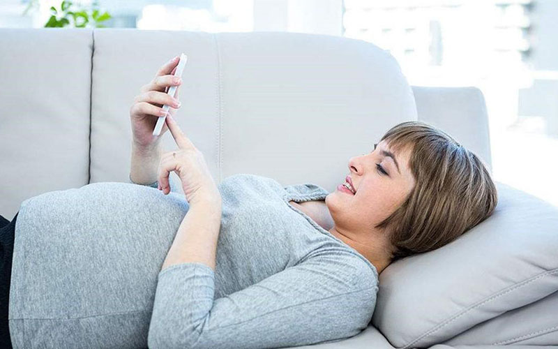 孕妇平躺玩手机对胎儿不好