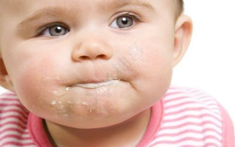 新生儿吐奶是很常见现象