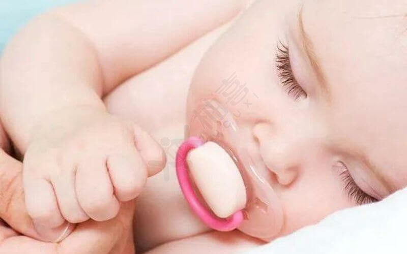 长期使用安抚奶嘴会让宝宝产生依赖感