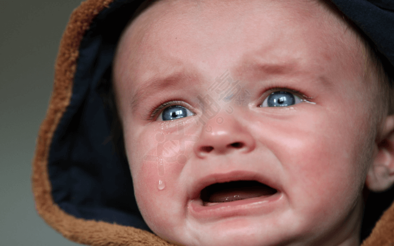 宝宝啼哭的时候妈妈要观察是否需要安抚奶嘴帮助