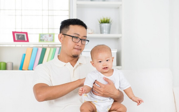 预防新生儿吐奶的5个技巧，新手爸妈看过来