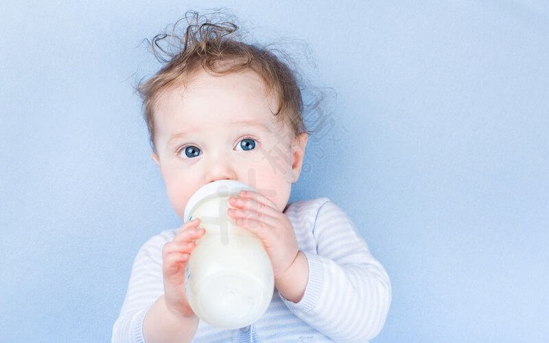 控制婴儿吃奶速度可预防打嗝