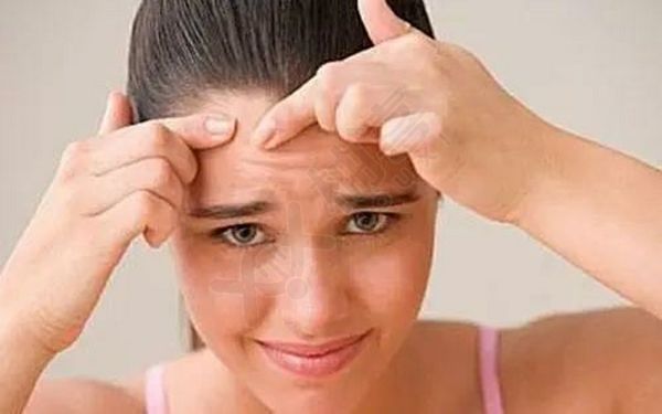 女性脸上出现这5种症状表现，警惕是月经不调来敲门