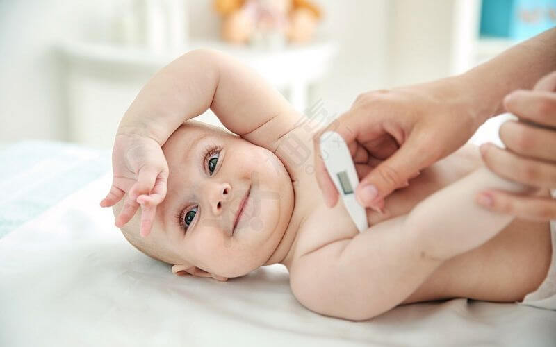 建议给宝宝用电子温度计检测体温