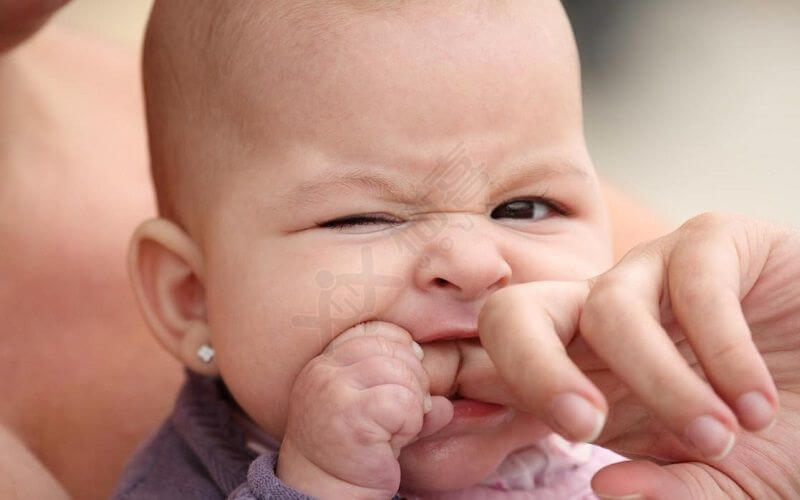 长牙期的宝宝情绪极不稳定