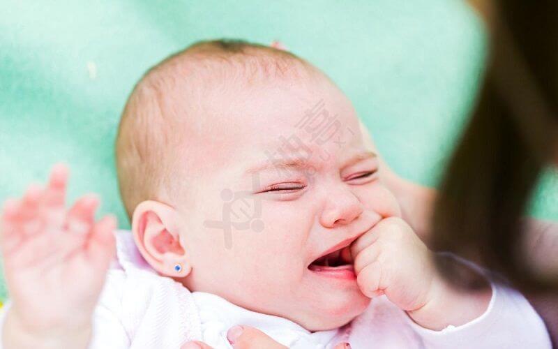 宝宝长牙期间会经常吮手指