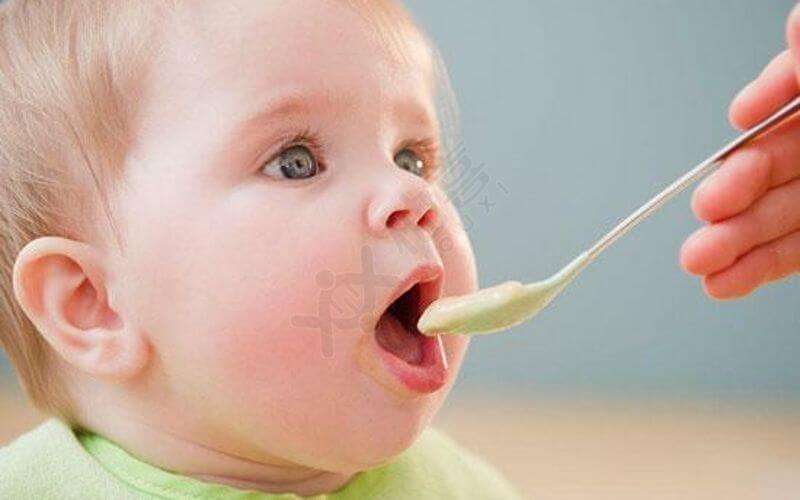婴幼儿应该在4-6个月开始添加辅食