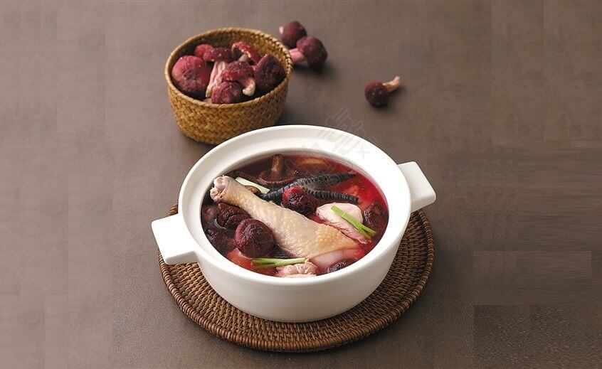 红菇最常见的做法就是煲汤