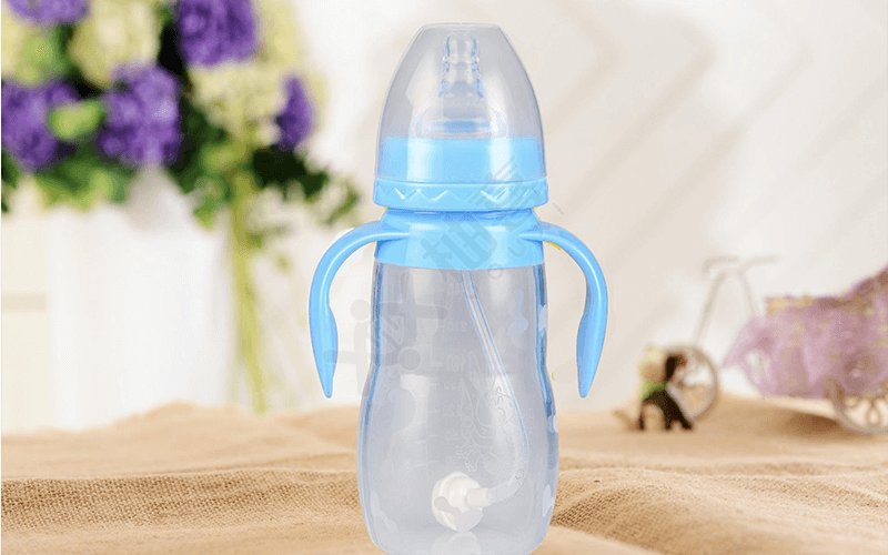 宝宝长大后需将玻璃奶瓶换成塑料的