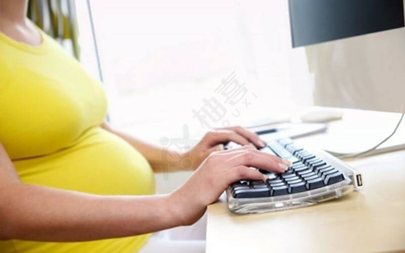 女性一般在分娩前半个月开始休产假
